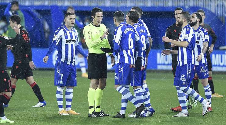 Rodrigo Battaglia (Alaves) đã bị đuổi khỏi sân sau tấm thẻ đỏ từ trọng tài!