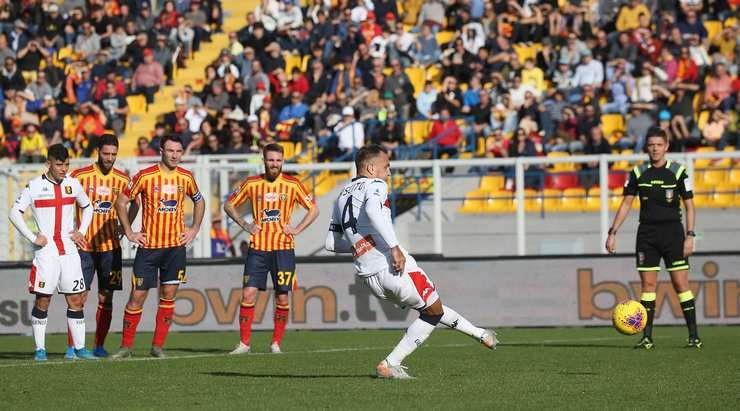 Vào! Domenico Criscito (Genoa) tinh quái dừng lại một nhịp trước khi sút, chờ cho thủ môn Gabriel đổ người trước khi bình tĩnh đưa bóng vào góc cao bên trái.