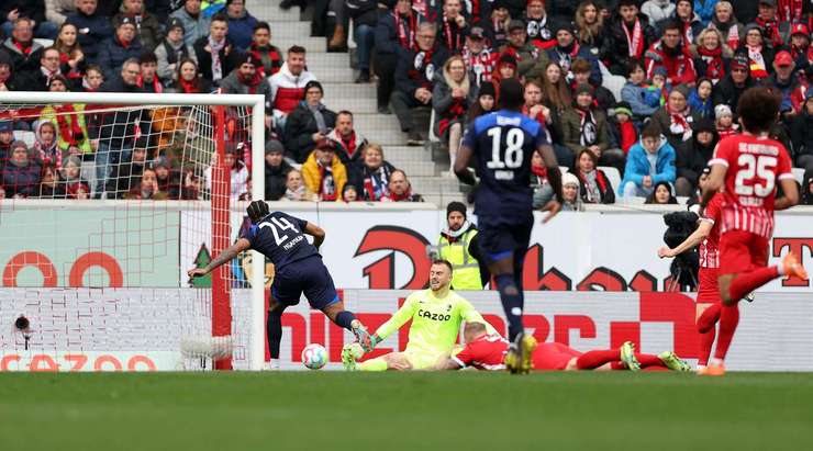 Jessic Ngankam (Hertha Berlin) lao như vũ bão vào bên trong vòng cấm sau một nỗ lực đột phá tuyệt vời và trước mặt anh chỉ còn lại thủ môn. Chướng ngại vật cuối cùng này cũng cũng bị anh dễ dàng vượt qua bằng một cú đảo chân tinh tế trước khi nhẹ nhàng đưa bóng vào lưới trống. Một bàn thắng đẳng cấp!