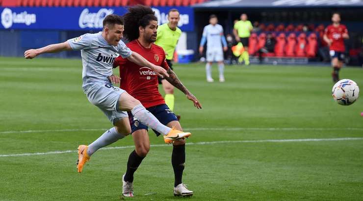 Vào! Một đường chọc khe tuyệt vời của Goncalo Guedes mở ra khoảng trống cho Kevin Gameiro (Valencia) ngay trong vòng cấm, và anh đã không phạm bất kỳ sai lầm nào khi sút mạnh quả bóng về góc phải khung thành. Tỉ số là 1:1.