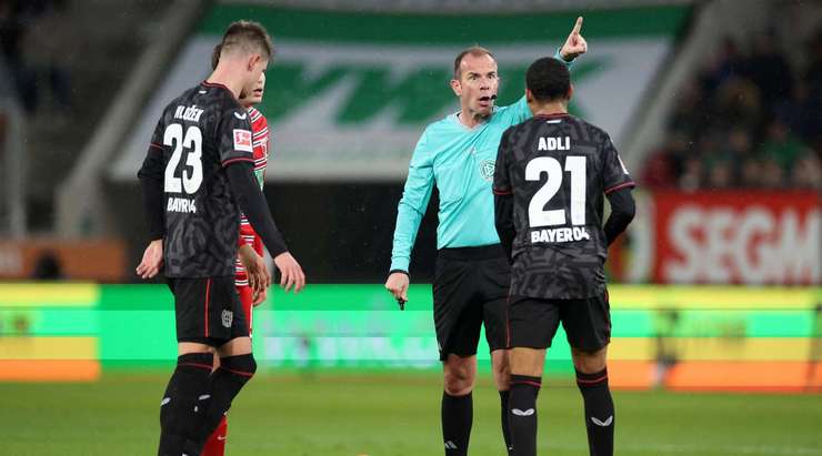 Amine Adli (Bayer Leverkusen) phạm lỗi với một cầu thủ đối phương và anh phải nhận một chiếc thẻ vàng. Rõ ràng là anh ấy không vui với quyết định này của trọng tài.