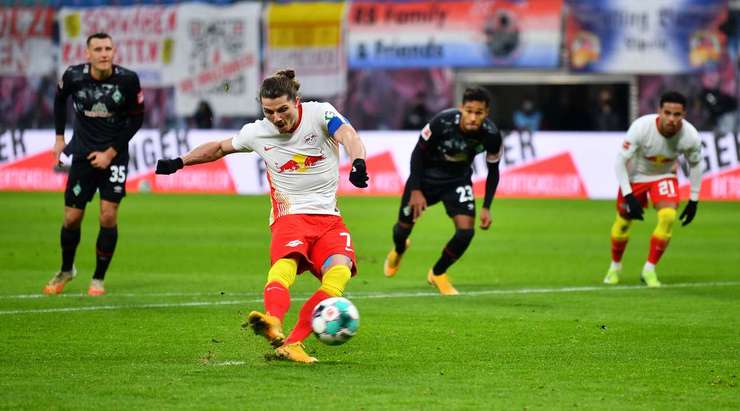 Vào! Marcel Sabitzer (RB Leipzig) sút bóng vào góc trái khung thành, vượt qua tầm với của Jiri Pavlenka dù thủ môn đã đổ người hết cỡ.