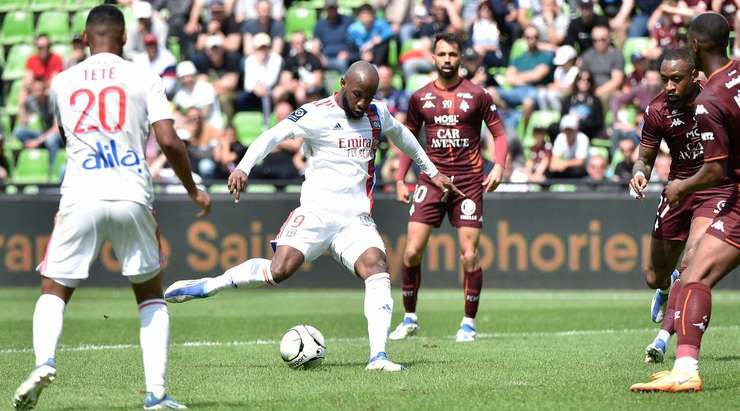 VÀO! Đường chuyền trên cả tuyệt vời cho Moussa Dembele (Lyon) đến sau một pha phản công. Ở một vị trí không thể trống trải hơn, anh bình tĩnh khống chế bóng trước khi dứt điểm gọn gàng từ cự ly gần, không cho thủ môn đối phương một cơ hội nào. Tỉ số bây giờ là 2:1.