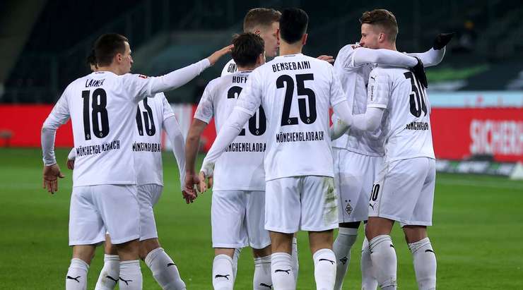 Nico Elvedi (B. Monchengladbach) đang ăn mừng sau một bàn thắng tuyệt đẹp. Anh ấy có vừa đủ khoảng trống trong vòng cấm để đón quả đá phạt và đánh đầu chìm, chuẩn xác vào mé trong cột dọc bên phải.