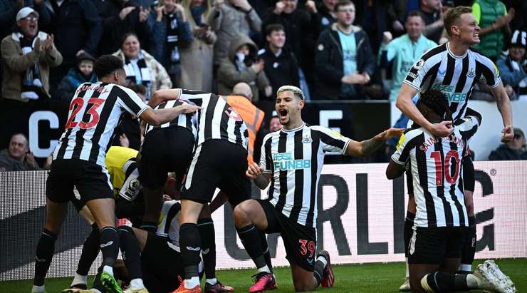 VÀO! Allan Saint-Maximin đón một quả tạt thú vị và đánh đầu về phía Joe Willock (Newcastle Utd), người có cú đánh đầu đi qua David de Gea. 1:0.