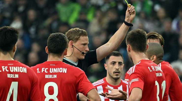 Trọng tài ngày hôm nay, Martin Petersen quyết định phạt thẻ vàng đối với Aissa Laidouni (Union Berlin) vì một pha tắc bóng thô bạo.