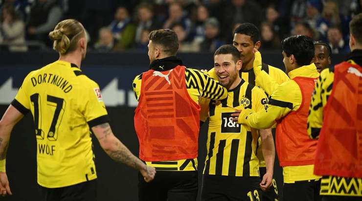 Vào! Đường chọc khe tinh tế của Emre Can kiến tạo cho Raphael Guerreiro (Dortmund) một cơ hội bên trong vòng cấm. Cầu thủ này đã không mắc bất kì sai lầm nào với một cú sút căng như kẻ chỉ vào góc trên bên phải khung thành. Tỉ số là 1:2.
