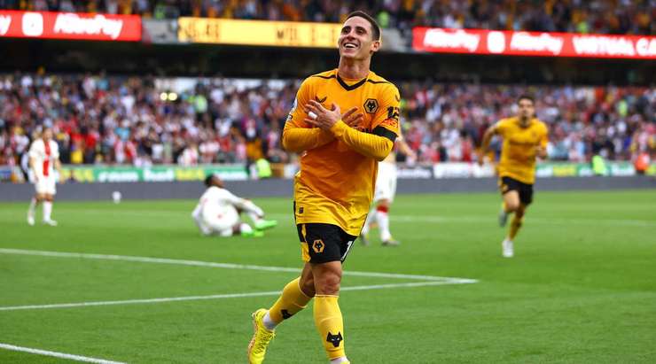 Vào! Daniel Podence (Wolves) tung một cú sút một chạm trong vòng cấm và đánh bại thủ môn đối phương. Bóng đi thẳng vào ngay giữa khung thành. 1:0.