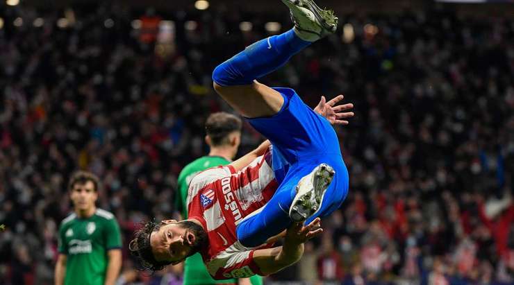 Một quả phạt góc hoàn hảo! Felipe (Atl. Madrid) đón đường treo bóng vào và tung một cú đánh đầu uy lực từ gần chấm phạt đền vào góc phải phía dưới, nâng tỉ số trận đấu ngày hôm nay lên 1:0.