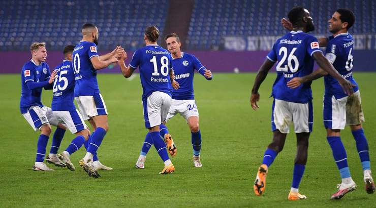 Một quả phạt góc hoàn hảo! Goncalo Paciencia (Schalke) đón đường treo bóng vào và tung một cú đánh đầu uy lực từ gần chấm phạt đền vào sát mé trong cột dọc bên trái, nâng tỉ số trận đấu ngày hôm nay lên 1:1.