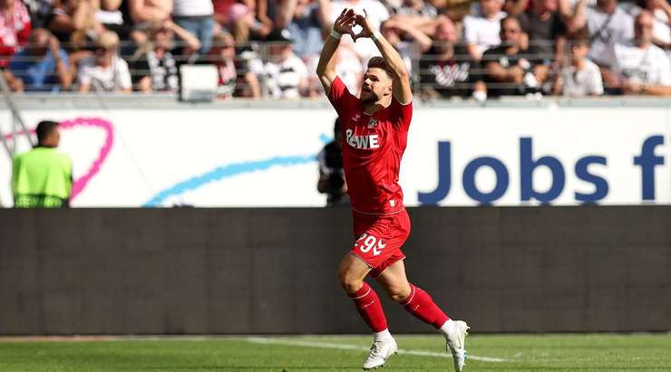 Vào! Jan Thielmann (Köln) đón bóng bật ra và từ rìa vòng cấm, anh ấy tung một cú sút chìm đi vào góc trái phía dưới. Kevin Trapp không thể ngăn bóng vào lưới. Tỉ số là 1:1.