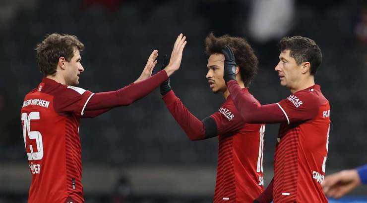 Vào! Một sai lầm tồi tệ từ đối phương đã trao tặng một cơ hội cho Leroy Sane (Bayern Munich), người đưa bóng vào lưới từ cự li gần. 0:3.