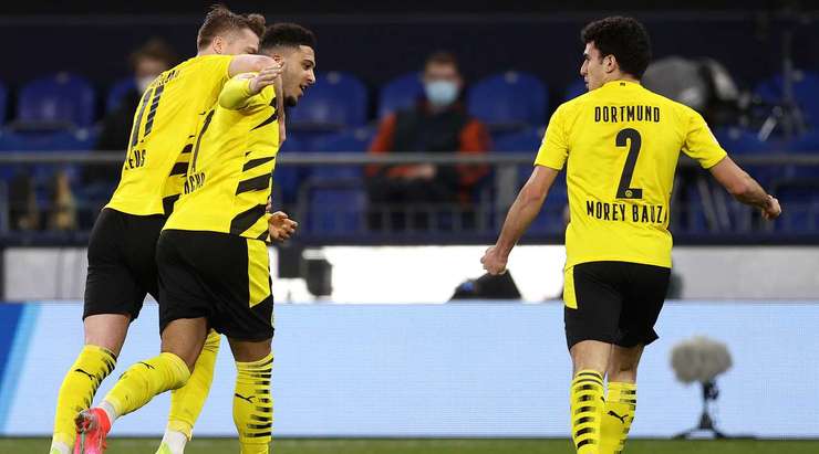 VÀO! Jadon Sancho (Dortmund) cướp lấy quả bóng tại rìa vòng cấm sau một sai lầm tai hại của hàng thủ đối phương tung cú sút mạnh vào lưới. Tỉ số lúc này là 0:1.