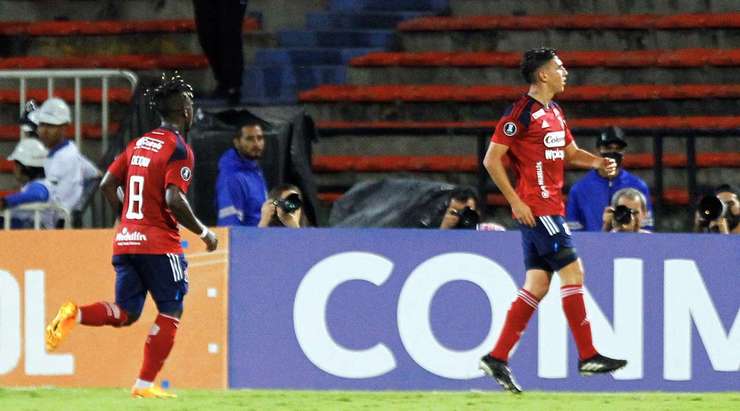 Vào! Đường chuyền bóng của Andres Ibarguen đến chân Miguel Monsalve (Ind. Medellin) và cầu thủ này tung một cú sút một chạm cực tốt vào ngay giữa khung thành. Thủ môn đã không thể cản phá cú sút, và tỉ số là 3:1.