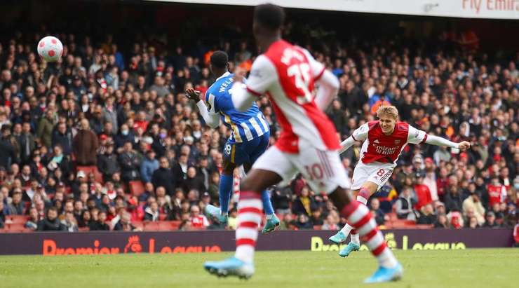 VÀO 1:2! Martin Odegaard (Arsenal) tung một cú sút từ xa và bóng bị đổi hướng, khiến thủ môn Robert Sanchez không kịp trở tay.