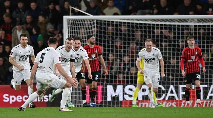Mark Ricketts (Boreham Wood) chờ một đường bóng bật ra tại rìa vòng cấm và khiến thủ môn đối phương phải đứng hình với một cú sút tuyệt đẹp vào góc thấp bên trái khung thành, bóng đi sượt cột dọc vào lưới.
