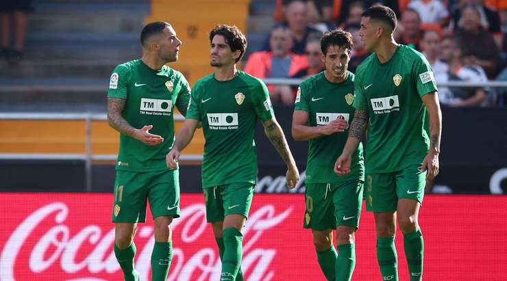 Pere Milla (Elche) bật lên đón một quả tạt tốt và tung một cú đánh đầu đẹp mắt vào góc cao bên phải khung thành. Thủ môn đã không có cơ hội để cản phá.