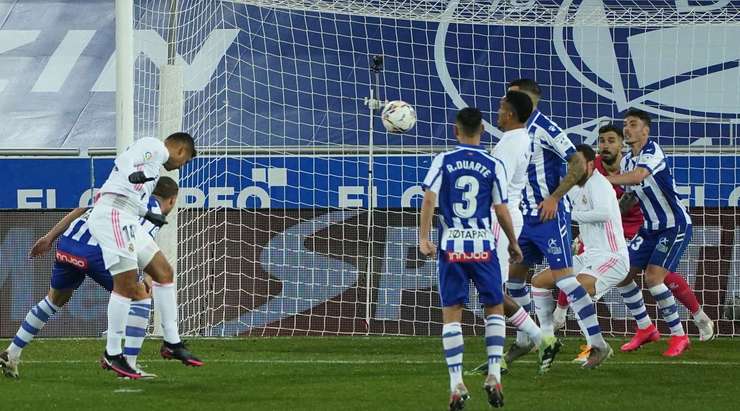 Tỉ số đã thay đổi – 0:1. Toni Kroos treo bóng rất đẹp từ chấm phạt góc vào vòng cấm và Casemiro (Real Madrid) bật lên lên cao nhất, đánh đầu vào sát mé trong cột dọc bên phải.