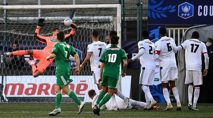 Jimmy Roye (Red Star) ghi bàn từ quả đá phạt đưa bóng vào góc phải phía trên. Một cú sút tuyệt vời!
