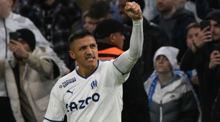 VÀO! Alexis Sanchez (Marseille) nhận bóng ở một vị trí ngay trước mặt khung thành, và chắc chắn là anh sẽ không thể bỏ lỡ những cơ hội như thế này. Cú sút của cầu thủ này đi đập cột dọc bên trái vào lưới. Tỉ số là 2:1.