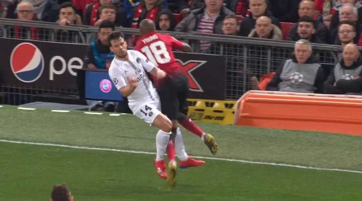 Juan Bernat (Paris SG) vừa có một tình huống tranh bóng phạm lỗi và anh phải nhận một chiếc thẻ vàng không do dự của trọng tài.