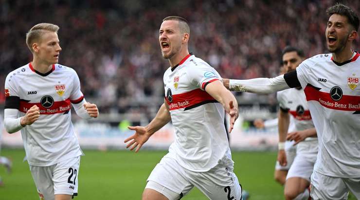 Đường treo bóng từ quả đá phạt tìm đến đầu của Waldemar Anton (VfB Stuttgart) và anh đã bật cao đánh đầu hiểm hóc vào góc cao bên trái khung thành.