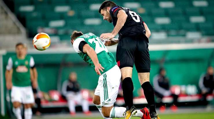 Vào rồi! Patrick Hoban (Dundalk) tìm được một khoảng trống bên trong vòng cấm và trình diễn một cú đánh đầu cận thành không thể cản phá vào góc trái khung thành sau đường lob bóng tinh quái của Chris Shields. Tỉ số là 0:1.