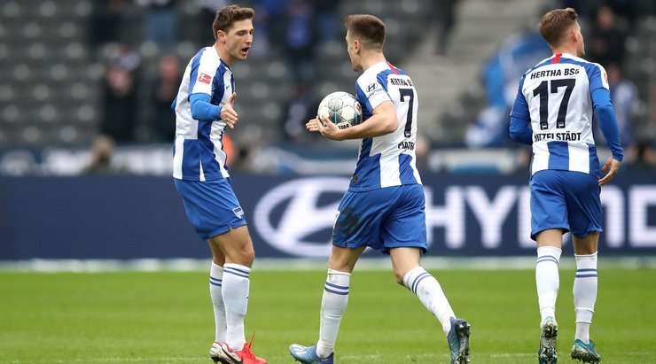 VÀO! Marvin Plattenhardt cứa bóng từ vị trí đá phạt vào vòng cấm và Niklas Stark (Hertha Berlin) thoát khỏi người theo kèm để tung một cú đánh đầu xuất sắc, đánh bại thủ môn Stefanos Kapino và đưa bóng vào góc phải phía dưới. Tỉ số là 1:2.