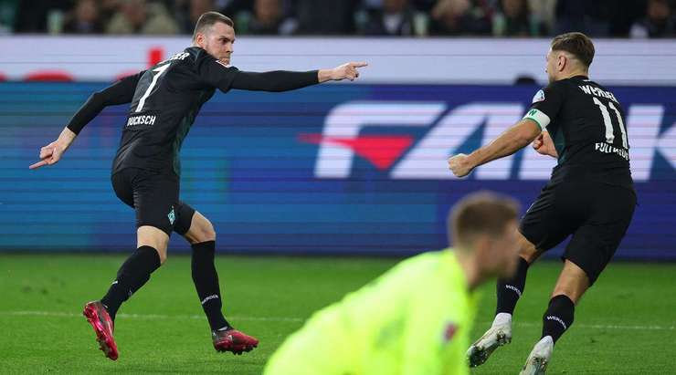 Marvin Ducksch (Werder Bremen) nhận đường chuyền từ đồng đội và anh không hề do dự tung một cú sút chìm không thể cản phá vào góc thấp bên phải khung thành.
