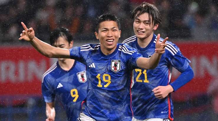 Một bàn thắng ngoạn mục! Takuma Nishimura (Nhật Bản) bứt tốc như một mũi lao vào vòng cấm để đón quả tạt và sút bóng vào góc thấp bên trái, để mặc thủ môn đứng chôn chân sững sờ!