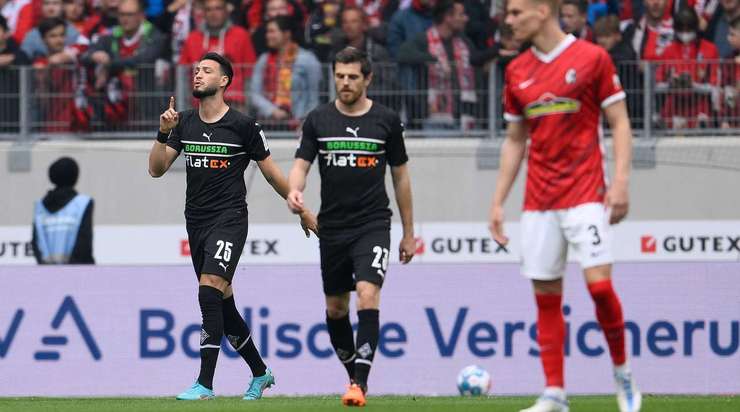 Vào! Ramy Bensebaini (B. Monchengladbach) sút bóng vào góc thấp bên phải khung thành, vượt qua tầm với của Mark Flekken dù thủ môn đã đổ người hết cỡ.