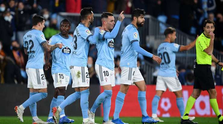 Iago Aspas (Celta Vigo) nhận một đường chuyền của đồng đội vào trong vòng cấm và ghi bàn bằng một cú sút chìm hoàn hảo vào mép trong cột dọc bên trái.