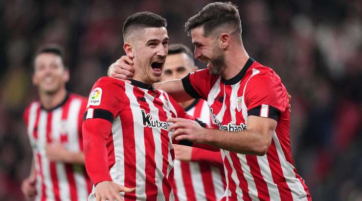 Vào! Yeray Alvarez (Ath Bilbao) thoát khỏi cầu đang thủ theo kèm mình để đón bóng từ quả đá phạt của Iker Muniain và anh đánh đầu căng như kẻ chỉ từ chấm phạt đền vào mép trong cột dọc bên trái. Một pha dứt điểm tuyệt vời - 3:1!