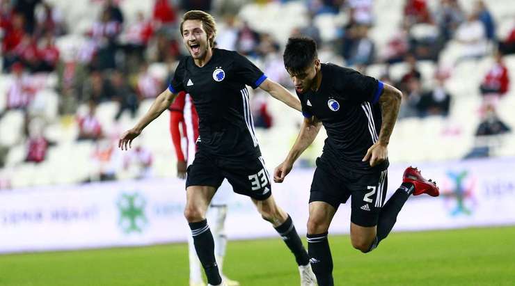 Kevin Diks (FC Copenhagen) kiểm soát được bóng sau khi nó bật ra từ một tình huống lộn xộn bên trong vòng cấm và nhanh chân tung một cú sút xuất sắc, đưa bóng đi đập cột dọc vào lưới, trong sự bất lực của thủ môn đối phương.