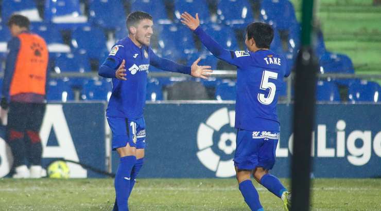 Vào! Carles Alena kiến tạo cho Mauro Arambarri (Getafe) một đường chuyền tốt trong vòng cấm. Nó cho phép anh ấy dứt điểm với một cú sút chìm vào ngay giữa khung thành. 1:0.