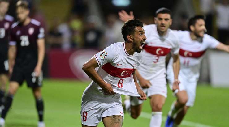 Irfan Can Kahveci (Thổ Nhĩ Kỳ) tìm thấy khoảng trống bên trong vòng cấm và anh bật cao đánh đầu mạnh mẽ, đưa bóng đi thẳng vào lưới, không cho thủ môn một cơ hội nào.