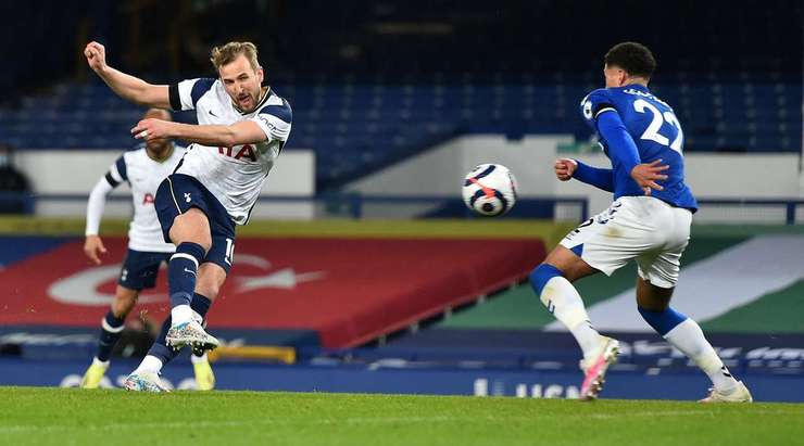Vào! Harry Kane (Tottenham) đã có mặt đúng lúc đúng chỗ để lấy bóng bật ra trong vòng cấm, và anh ấy sút bóng vào bên trái khung thành. Tỉ số là 2:2.