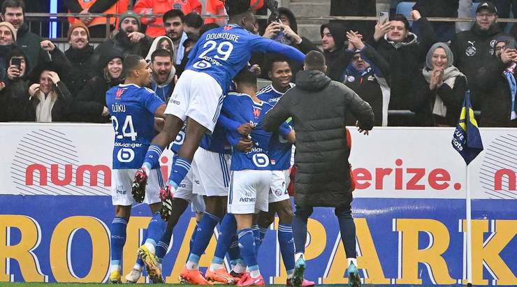 Đây là một bàn thắng mà chúng ta sẽ xem đi xem lại hết lần này đến lần khác! Habib Diallo (Strasbourg) ghi một siêu phẩm vào góc cao bên trái khung thành sau một quả tạt xuất sắc của đồng đội. Bàn thắng này xứng đáng với mọi lời ca ngợi tuyệt vời nhất!