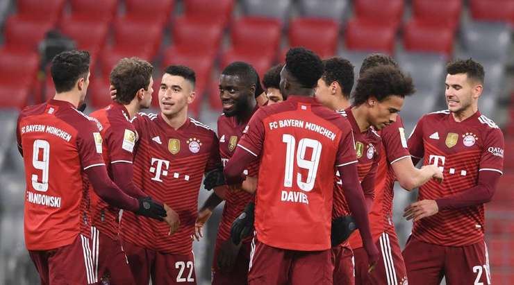 Vào rồi! Dayot Upamecano (Bayern Munich) bức tốc vào vòng cấm và chọn đúng điểm rơi sau đường căng ngang của Thomas Muller trước khi dứt điểm cận thành đẹp mắt vào góc trái khung thành. Tỉ số là 2:0.