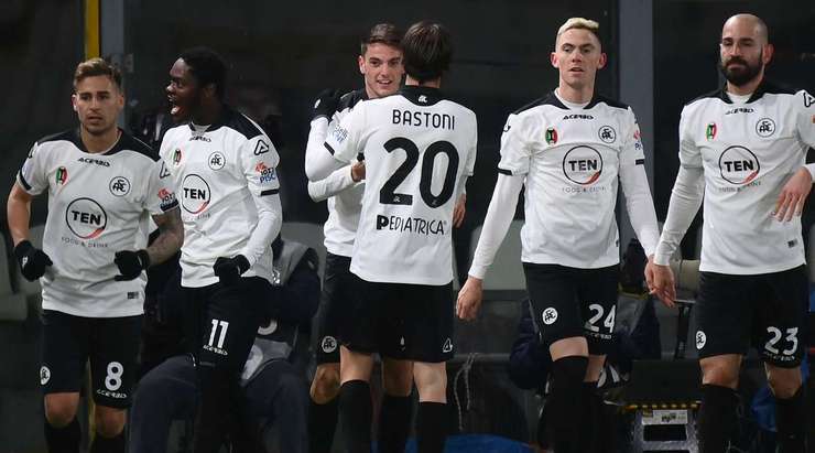 Vào! Giulio Maggiore (Spezia) là người nhanh nhất phản ứng với pha bóng bật ra và sút bóng vào lưới. Tỉ số là 1:0.