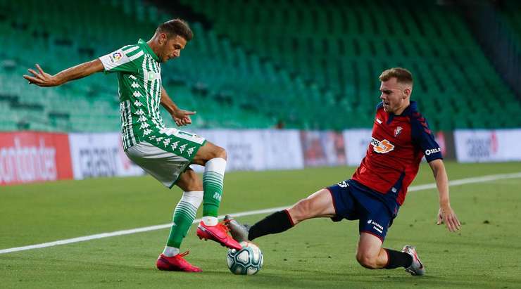 Alejandro Hernandez rút thẻ vàng cho Antonio Latorre Grueso (Osasuna), người hề ngạc nhiên vì pha tắc bóng của anh ấy quá rắn.