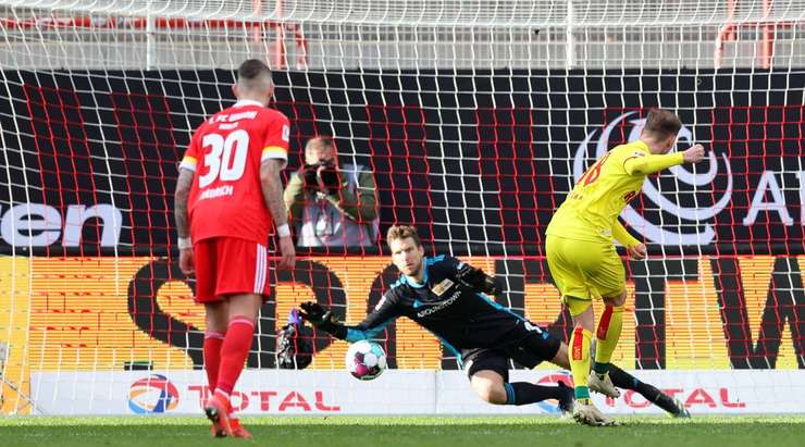 Vào! Ondrej Duda (Köln) sút bóng vào góc thấp bên trái khung thành, vượt qua tầm với của Andreas Luthe dù thủ môn đã đổ người hết cỡ.