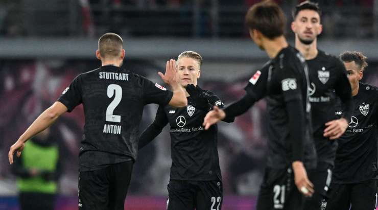 Vào! Janis Blaswich đã chạm được những đầu ngón tay vào bóng sau cú sút của Chris Fuhrich (VfB Stuttgart), nhưng chừng đó thôi không đủ ngăn trái bóng đi vào góc thấp bên trái khung thành.