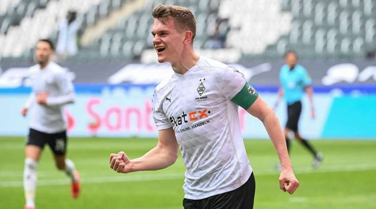 Vàoo! Jonas Hofmann nhận trách nhiệm thực hiện quả phạt góc, còn Matthias Ginter (B. Monchengladbach) là người đã chạm được đầu vào quả bóng và đưa nó vào ngay giữa khung thành. Tỉ số là 1:0.