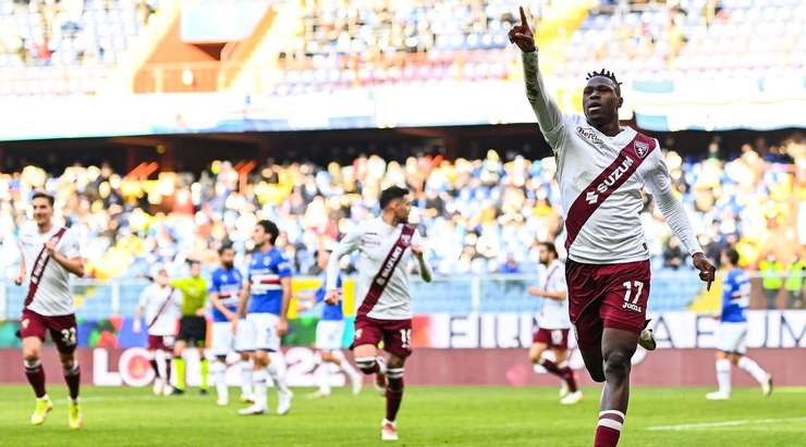 Vào! Mergim Vojvoda thực hiện một đường lob bóng gọn gàng vào vòng cấm cho Wilfried Singo (Torino), người đã chiến thắng trong pha không chiến với hậu vệ đối phương trước khi đánh đầu đập đất vào chính giữa khung thành từ cự ly gần. Tỉ số là 1:1.
