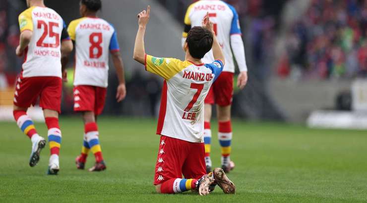VÀO! Jae-Sung Lee (Mainz) xuất hiện rất đúng thời điểm! Bóng bật ra từ một tìnhh huống lộn xộn bên trong vòng cấm và anh không bỏ lỡ cơ hội ghi bàn từ một vị trí quá ư thuận lợi.