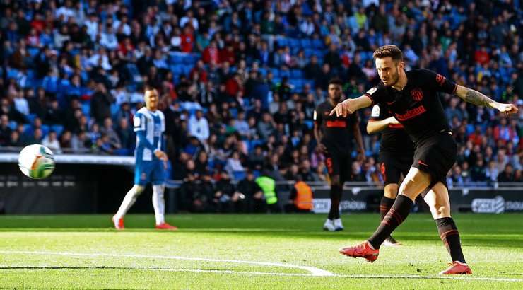 Vào! Saul (Atl. Madrid) thể hiện nền tảng kỹ thuật tuyệt vời của mình với một cú sút một chạm từ ngay bên ngoài vòng cấm, bóng đi vào sát mép trong cột dọc bên phải. Tỉ số là 1:1.