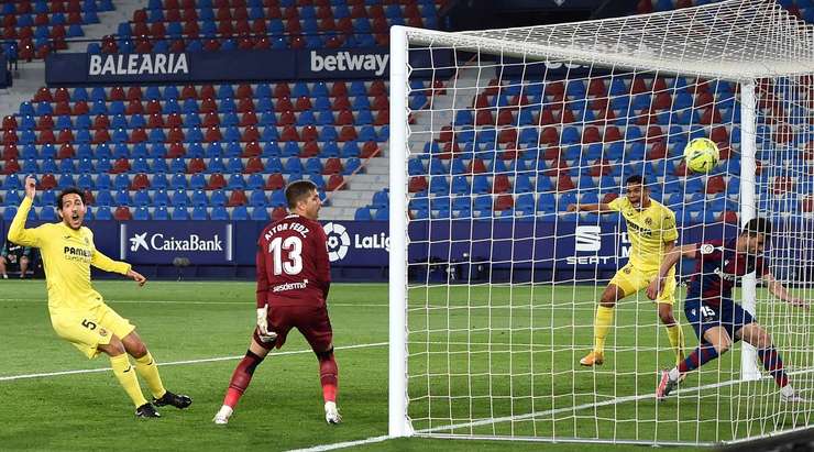 Sergio Postigo (Levante) ghi một bàn phản lưới xui xẻo sau khi anh vô tình làm đổi hướng một cú sút.