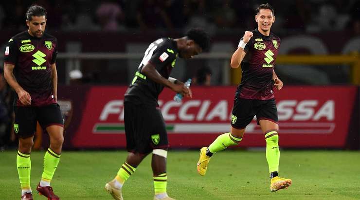 Vào! Sasa Lukic (Torino) đã không do dự tung cú sút ngay ngoài vòng cấm. Đó là một cú sút căng tuyệt đẹp vào góc thấp bên trái khung thành, đánh bại thủ môn đối phương.