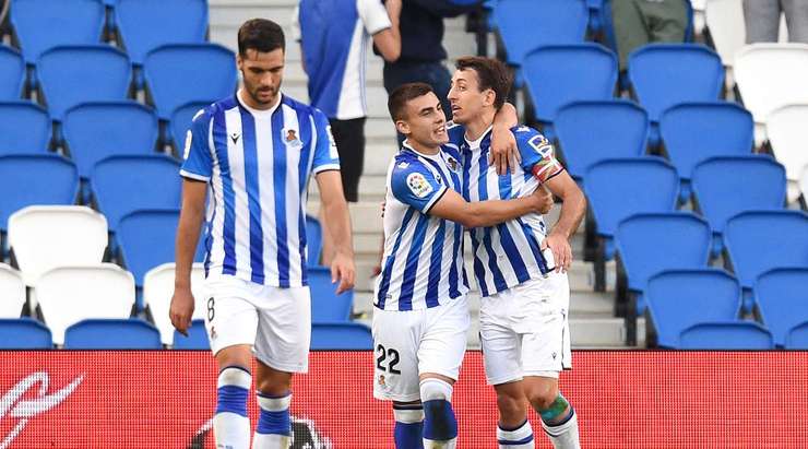 Vào! David Silva tung một đường chuyền tuyệt vời đến vị trí của Ander Barrenetxea (Real Sociedad) trong vòng cấm, và cầu thủ này tận dụng rất tốt cơ hội để dứt điểm gọn gàng vào góc thấp bên trái. 1:0.